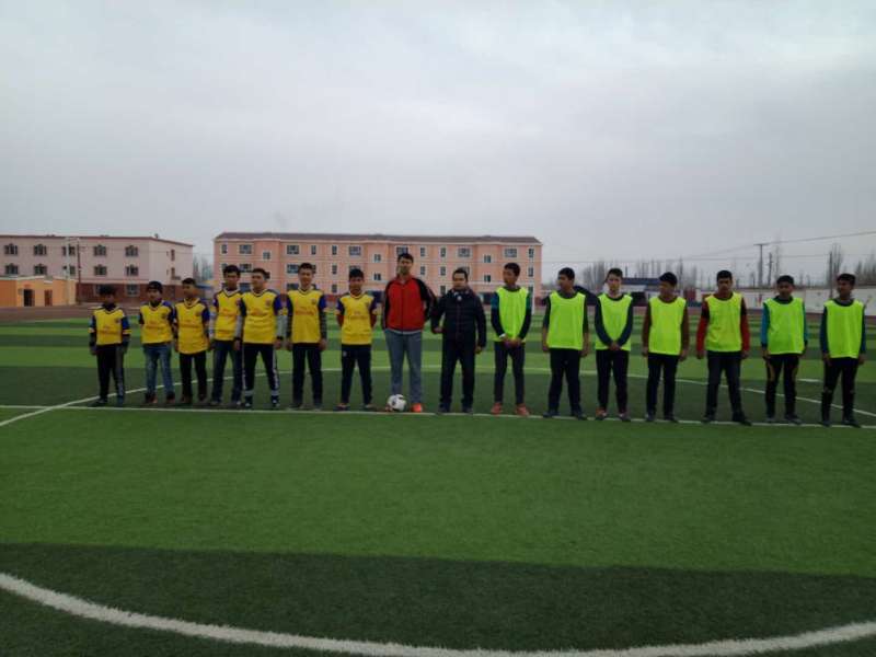 四,在校领导和各位教师的支持下组织了克孜尔乡中学男子,女子足球