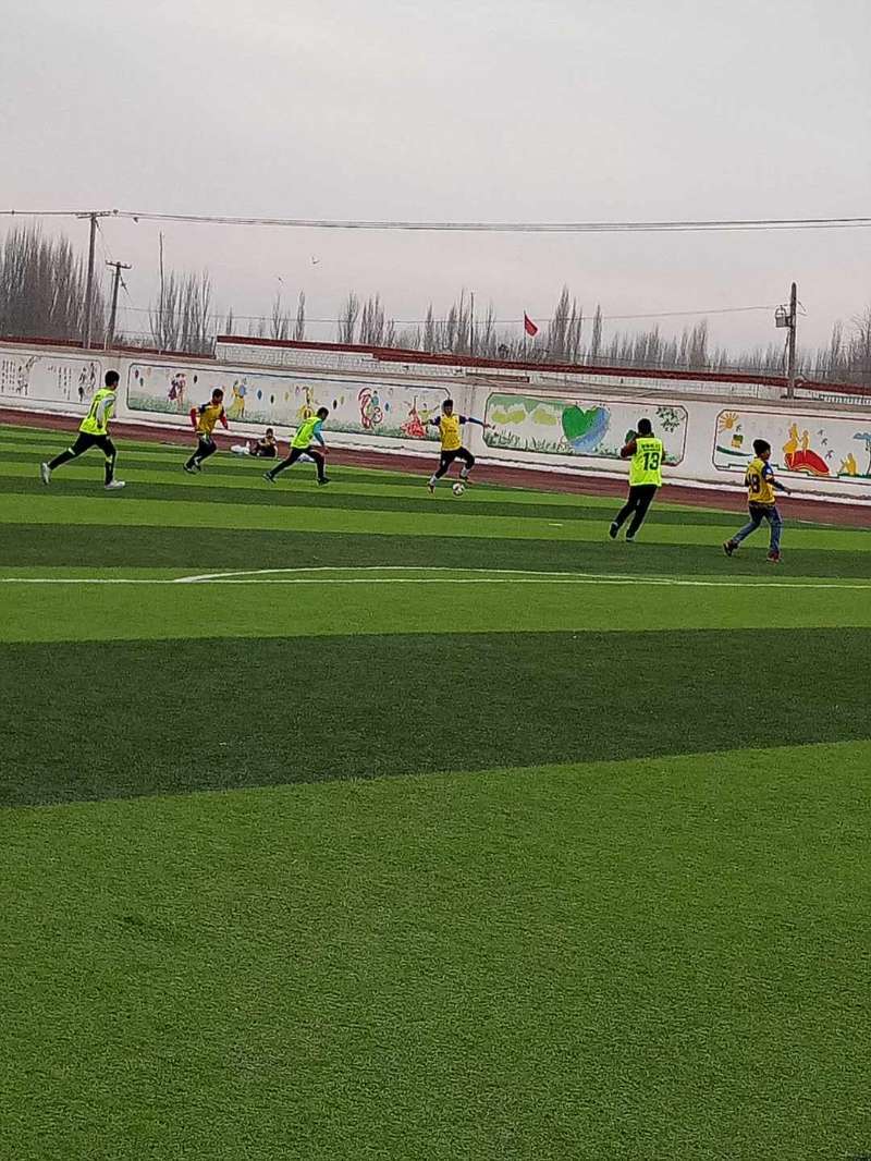 四,在校领导和各位教师的支持下组织了克孜尔乡中学男子,女子足球